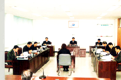 내무위원회 안건심사를 진행하고 있는 석강득 위원장 대표이미지