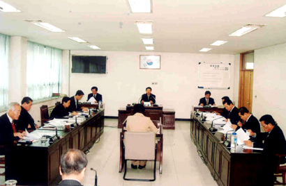 사회도시위원회 안건심사를 진행하고 있는 이원길 위원장 대표이미지