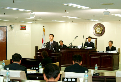 구정에 관한 질문을 하고있는 장태수 의원 대표이미지