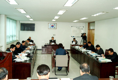 예산결산특별위원회 안건 심사를 진행하고 있는 주양해 위원장 대표이미지