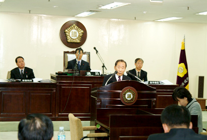 구정에 관한 질문에 답변하는 류병환 총무국장 대표이미지