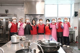 서구의회 의원봉사단 배식봉사 대표이미지