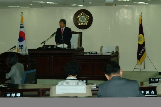 제118회 제1차 정례회를 진행하는 임태상 의장 대표이미지